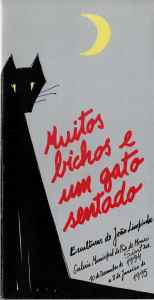 Muitos bichos e um gato&nbsp;sentado