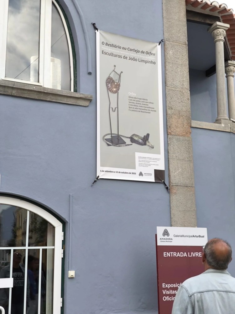 Entrada da galeria municipal Artur Bual e Tela exterior exposição "O Bestiário.." fotografia de Claudia