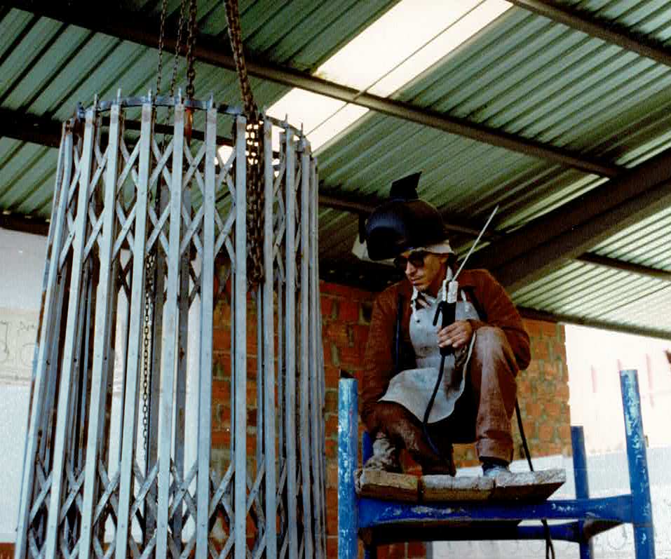 João Limpinho trabalha no "Casal" durante o 1º Simpósio de Escultura em Ferro da Amadora, 1991