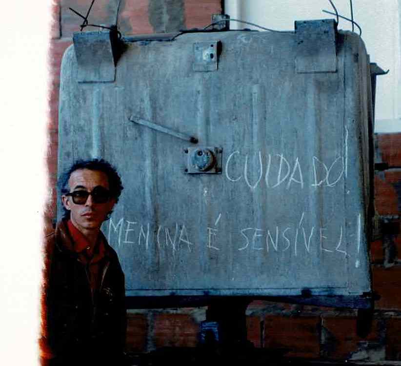 O corpo femenino da escultura casal em posição instável durante os trabalhos