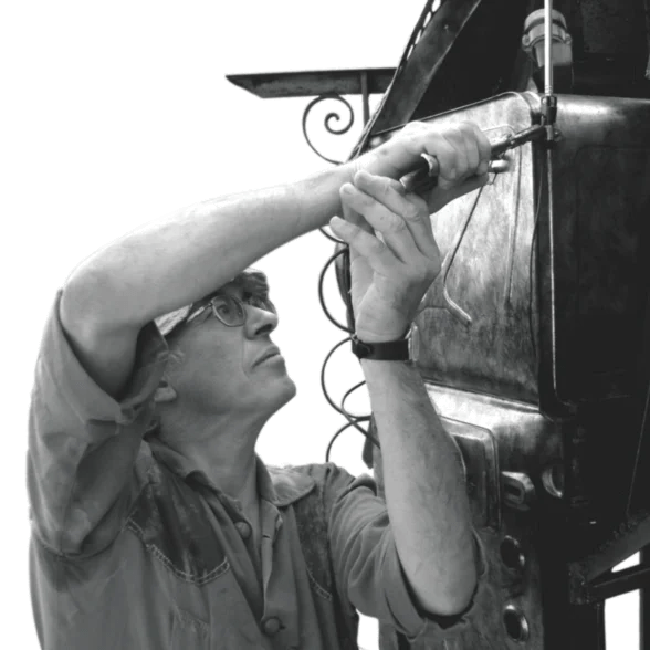 Escultor João Limpinho em trabalho