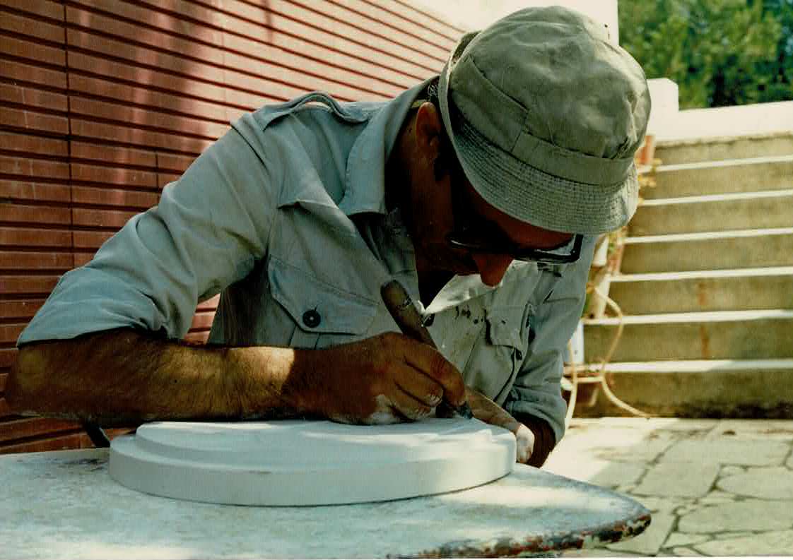 João Limpinho trabalha no molde em gesso para uma medalha.