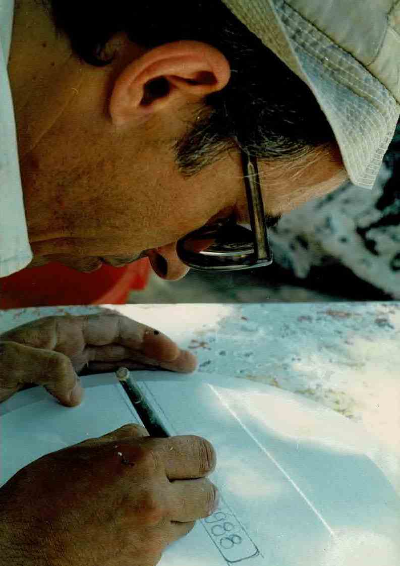 João Limpinho trabalha no molde em gesso para uma medalha.