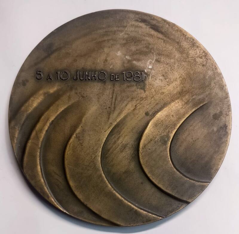 verso da Medalha do 1º congresso das Comunidades Portuguesas, por João Limpinho e António Ceia 1981