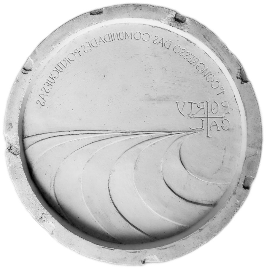 Molde negativo em gesso para a Medalha do 1º congresso das Comunidades Portuguesas, por João Limpinho e António Ceia 1981