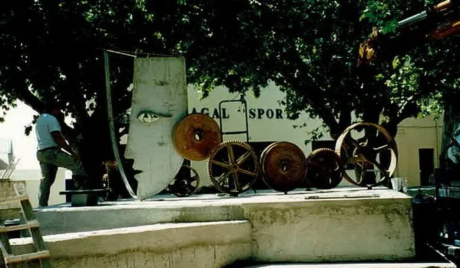 Escultura em fase de trabalho, com "cara" e primeiras rodas montadas
