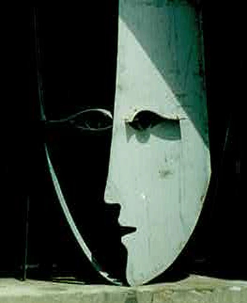 Face de aço inoxidável da escultura "Memória" em fase de trabalho