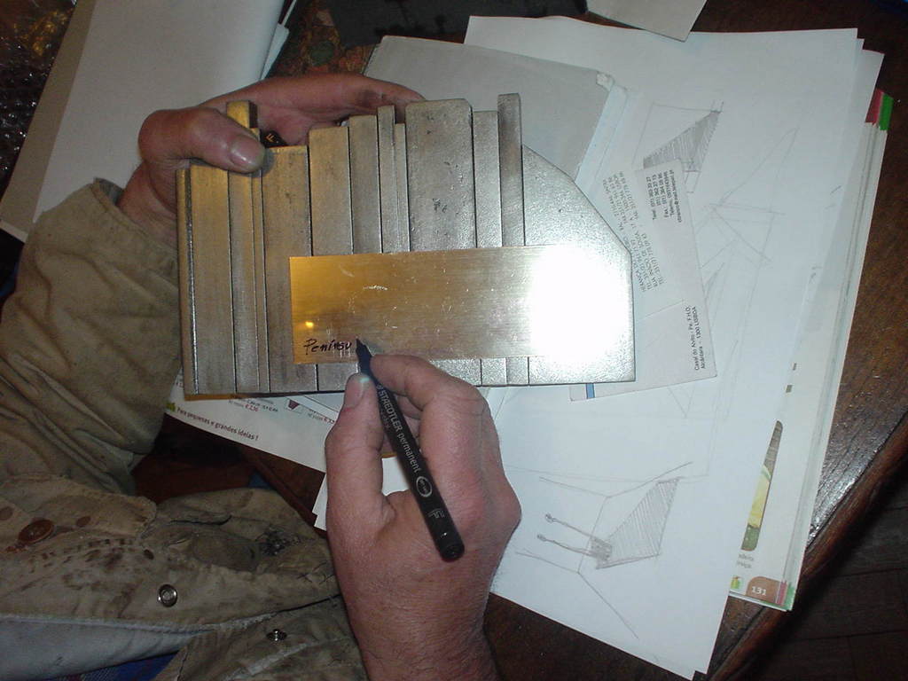 João Limpinho a trabalhar na maqueta para troféu para a comissão vitivinícula regional da peninsula de Setúbal